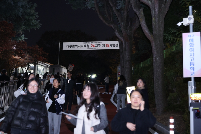 ▲ 2026학년도 대학수학능력시험이 치러진 13일 오후 대구 수성구 혜화여자고등학교에서
수능시험을 마친 수험생들이 학교를 빠져나오고 있다.김영환 기자 yhk@kyongbuk.com