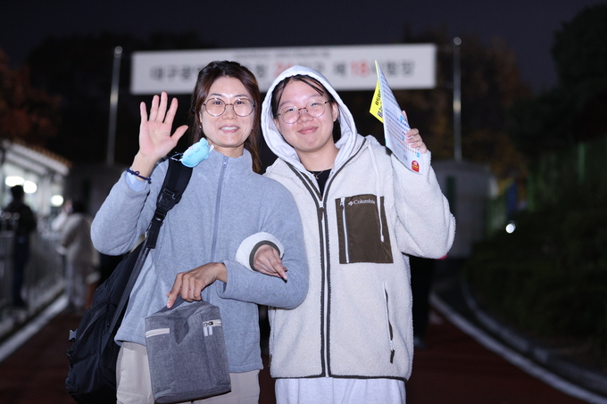 ▲ 2026학년도 대학수학능력시험이 치러진 13일 오후 대구 수성구 혜화여자고등학교에서
수능시험을 마친 수험생과 학부모가 웃어보이고 있다.김영환 기자 yhk@kyongbuk.com