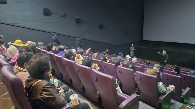 ▲ 13일과 14일 이틀간 롯데시네마 영주 4관에서 시청각장애인과 일반 시민 140여 명이 함께 영화를 관람한다.