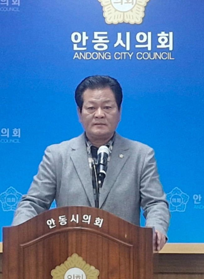 ▲ 손광영 안동시의원이 14일 오후 안동시의회 2층 회의실에서 기자회견을 열고 있다.