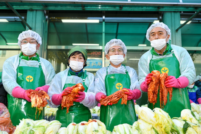 ▲ 영주시새마을회가 ‘2025 아름다운 나눔 사랑의 김장 담그기’를 하고 있다. 14일 유정근 영주시장 권한대행(오른쪽 두번째)와 각 새마을단체 회장들.