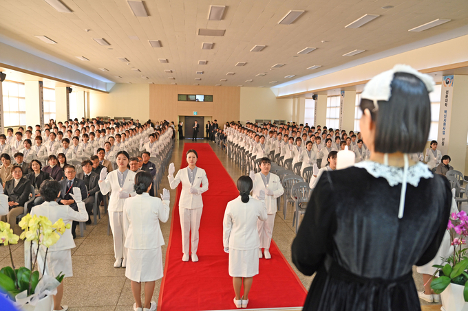 ▲ 경북전문대학교 간호학과가 14일 인문사회2관 대강당에서 제40회 나이팅게일 선서식을 열었다
