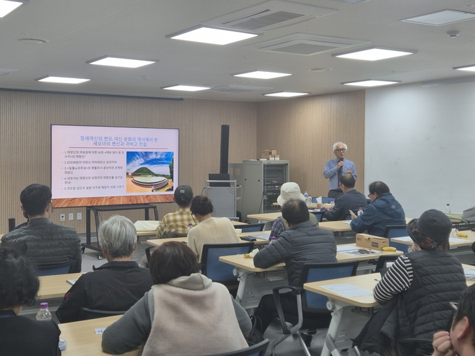 ▲ 서울대학교 국어국문학과 조현설 교수가 12일 포항 귀비고에서 열린 ‘2025 귀비고 신화학 아카데미’ 두 번째 강연에서 ‘마고할미에서 세오녀까지’를 주제로 강연하고 있다.