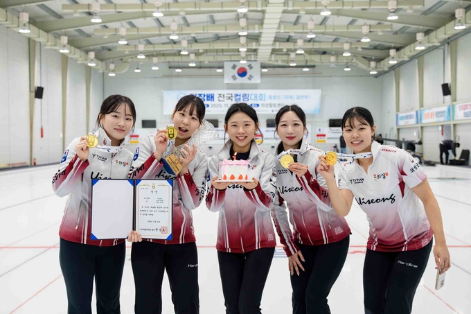 ▲ ‘제24회 대한컬링연맹 회장배 전국컬링대회’ 우승 직후 13일 의성컬링센터에서 TEAM 의성 여자선수 박한별(왼쪽부터), 김해정, 이슬비 코치, 김수현, 방유진이 금메달과 우승패, 기념 케이크를 들고 환하게 포즈를 취하고 있다. 의성군