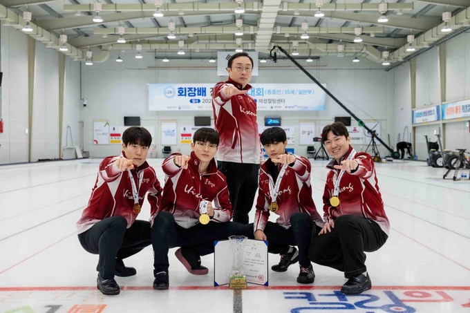 ▲ 13일 의성컬링센터에서 제24회 대한컬링연맹 회장배 전국컬링대회를 마친 뒤 포디움에 오른 리드 김진훈(왼쪽부터), 세컨 표정민, 코치 이동건, 서드 김효준, 스킵 정병진이 금메달을 걸고 우승 트로피 앞에서 결의의 포즈를 취하고 있다. 의성군