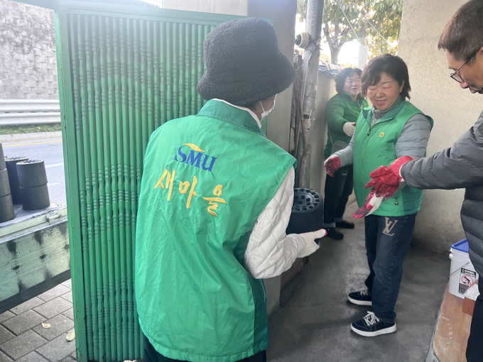 ▲ 영주시 가흥1동 새마을남·녀지도자회가 15일 ‘사랑의 연탄나눔’ 봉사활동을 펼치고 있다.