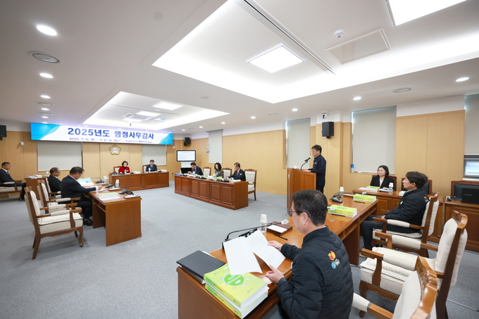 ▲ 박신영 청송군의회 행정사무감사특별위원회 위원장이 2025년 군정 전반을 점검하는 행정사무감사를 진행하고 있다.