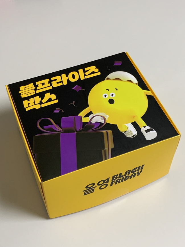 ▲ 올리브영 블랙프라이데이 패키지 박스에 적용된 ‘문경감홍사과체’ 활용 사례.