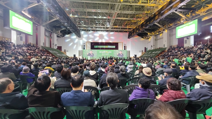 ▲ 박정희대통령생가보존회가 14일 구미복합스포츠센터에서 박정희 대통령 탄신 108돌 문화행사를 개최하고 있다. 이봉한 기자