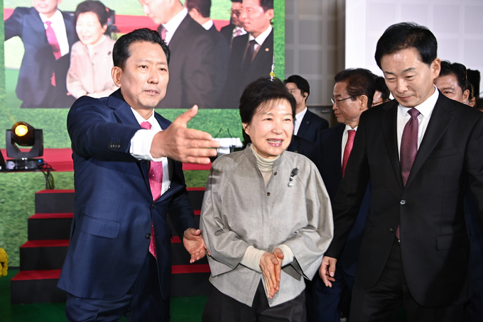 ▲ 김장호 구미시장(왼쪽 첫번째)이  박정희 대통령 탄신 108돌 문화행사에 참석한 박근혜 전 대통령을 안내하고 있다.