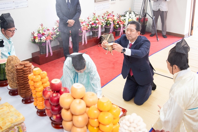 ▲ 김장호 구미시장이 박정희대통령 탄신 108주년을 맞아 생가에서 숭모제레를 지내고 있다.