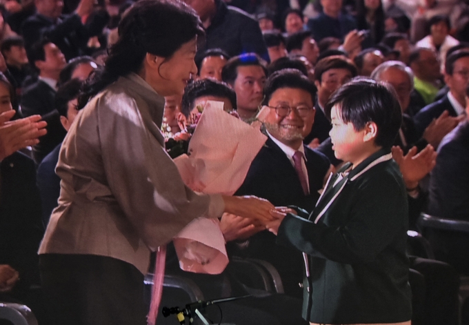 ▲ 박정희 대통령 탄신 108돌 문화행사에 참석한 박근혜 전대통령을 아동이 꽃다발로 환영을 하고있다. 이봉한기자