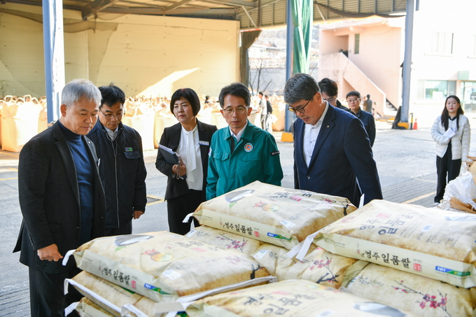 ▲ 유정근 영주시장 권한대행이 영주연합농협 미곡처리장을 방문해 수매현장을 둘러보고 있다