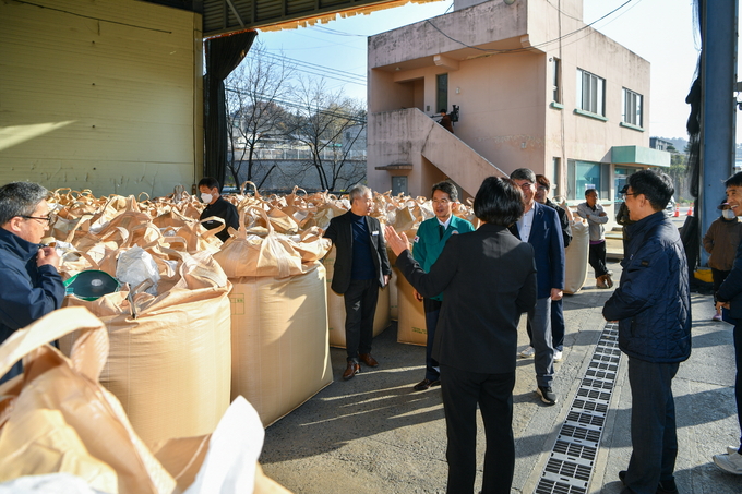 ▲ 유정근 영주시장 권한대행이 공공비축미 건조벼 매입 현장을 방문해 관계자들을 격려하고 현장의견을 듣고 있다