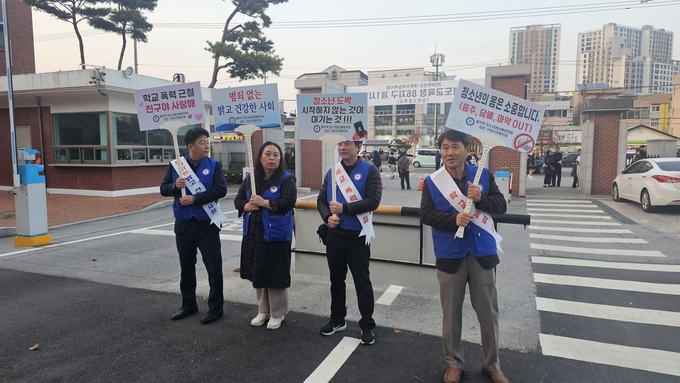 ▲ 법무부 청소년범죄예방위원 김천구미지역협의회 김천지역위원회가 김천고등학교 앞에서 청소년 선도보호 캠페인을 펼치고 있다.