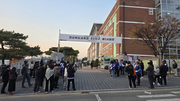 ▲ 법무부 청소년범죄예방위원 김천구미지역협의회 구미지역위원회가 선주고등학교 앞에서 청소년 선도보호 캠페인을 펼치고 있다.