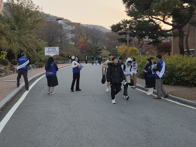 ▲ 법무부 청소년범죄예방위원 김천구미지역협의회 김천지역위원회가 김천고등학교 앞에서 청소년 선도보호 캠페인을 펼치고 있다
