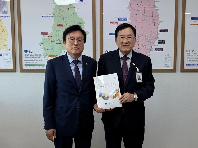 ▲ 주낙영 경주시장(오른쪽)이 지난 14일 국회를 방문해 박형수 국회 예산결산특별위원회 간사에게 2026년도 국비 반영을 위한 경주시 주요 현안사업 건의서를 전달하고 있다. 경주시