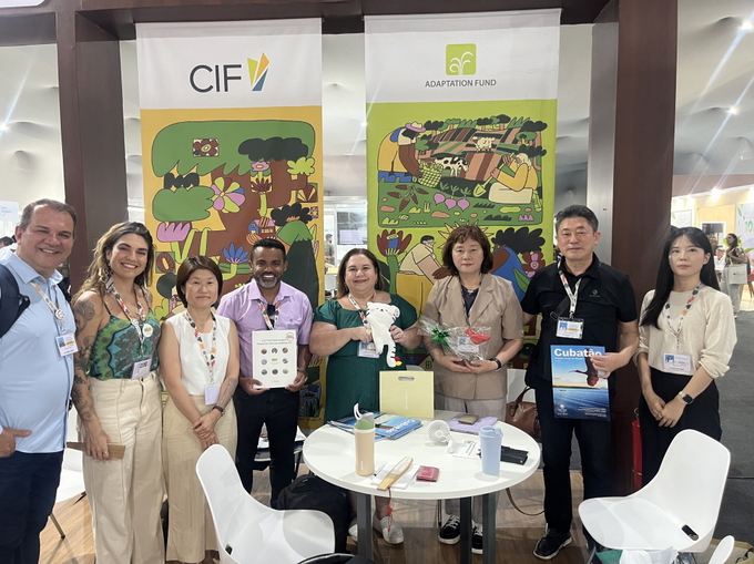 ▲ COP30 이클레이 홍보관에서 2027 이클레이 세계총회 포항 개최를 홍보하고 있다.