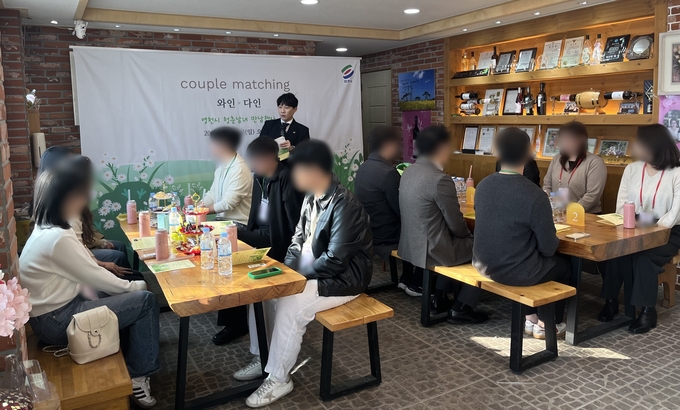 ▲ 지난 2일 ‘영천愛 와인&다인’ 3차 미혼남녀 만남 행사에서 자기 소개를 하고 있다. 영천시 제공