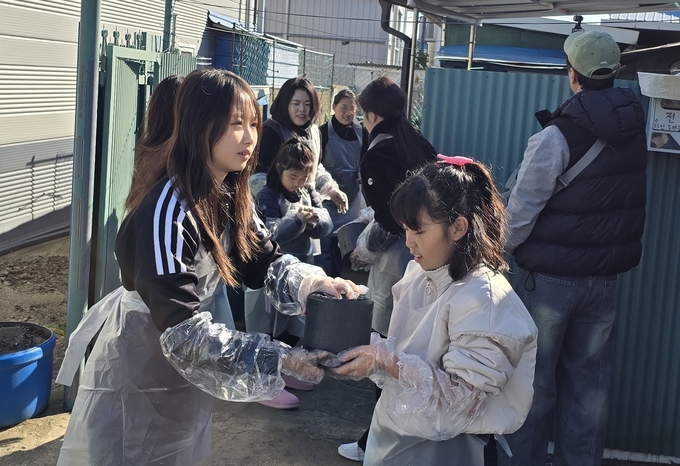 ▲ 지난 15일 영천시 도담도담 가족봉사단 가족들이 한 해를 마무리하는 평가회 이어 취약계층 가구에 사랑의 연탄 나눔 봉사활동을 펼치고 있다. 영천시 제공