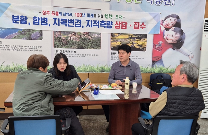 ▲ 상주시가 지적 민원 해결을 위한 ‘현장지적민원서비스’를 올해 총 12회로 마무리하며 운영을 종료했다. 사진은 마지막 지역인 낙동면 동부출장소에서 주민의 지적관련 민원 상담하는 모습. 상주시 제공