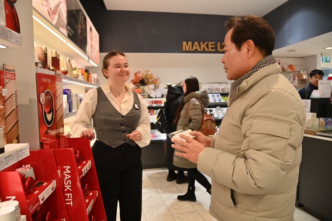 ▲ 김학홍(오른쪽) 경북도 행정부지사가 오스트리아 빈 시내의 한국 화장품 매장을 찾아 관계자와 K뷰티 제품의 인지도와 소비자 반응을 묻고 있다.