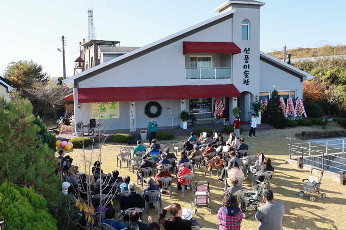 ▲ 예천 출신 화가 권대하의 예술 세계를 조망하는 특별전이 15일 오후 2시 예천 신풍미술관에서 개막했다. 오프닝 ‘휴휴페스티벌’행사장면, 예천군 제공