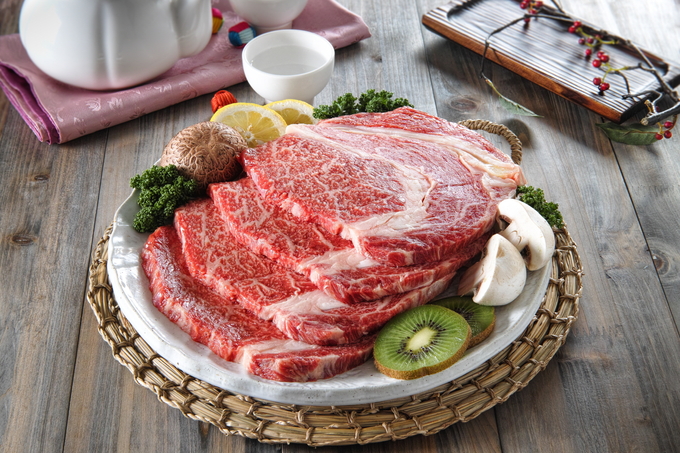 ▲ 경주시의 축산 브랜드인 ‘경주천년한우’가 APEC 정상 만찬에 제공되면서 국제적인 주목을 받고 있다. 사진은 ‘경주천년한우’ 정육 모습. 경주시