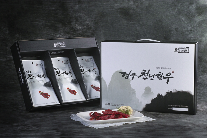 ▲ 2025 APEC 정상회의 공식 협찬품으로 선정돼 정상단과 주요 참가자들에게 전달된 ‘경주천년한우 육포 선물세트’ 모습. 경주시