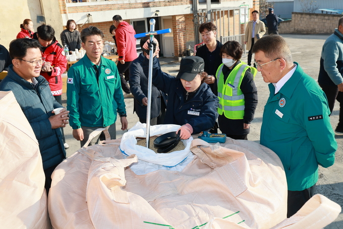 ▲ 14일  용궁면에서 예천군 2025년산 공공비축미 건조벼 매입에 김학동 군수와 박재길 의회 부의장이 참관하는 장면, 예천군 제공