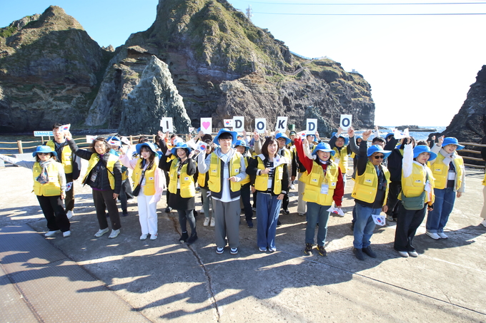 ▲ ‘2025 역사·지리교사 독도탐방’ 전국 역사·지리 교사들이 지난 12일 독도 선착장에서 ‘독도사랑’ 퍼퍼먼스를 펼치고 있다. 경북일보