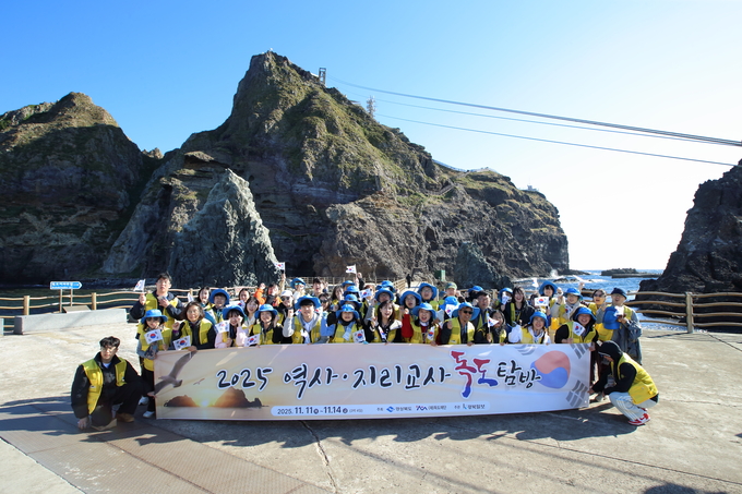 ▲ ‘2025 역사·지리교사 독도탐방’ 전국 역사·지리 교사들이 지난 12일 독도 동도에 상륙후 기념촬영을 하고 있다. 사진 경북일보