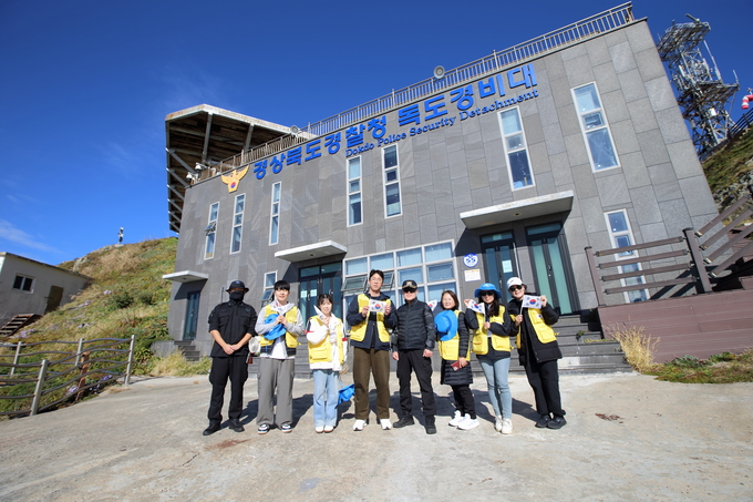 ▲ ‘2025 역사·지리교사 독도탐방단’ 이 지난 12일 독도경비대를 방문해 경비대원들을 격려하고 기념촬영을 함께 하고 있다. 사진 경북일보