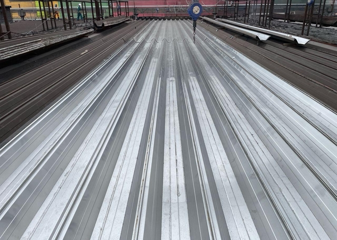 ▲ 포솔이노텍의 고내식 파스너와 브라켓이 적용된 포항제철소 2제강공장 슬래그동 지붕재 모습.