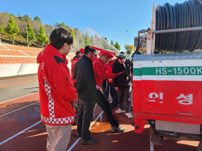▲ 10월 28일 의성종합운동장에서 산불전문예방진화대 대원들이 진화차량 HS-1500K의 방수 장비를 직접 조작하며 실전형 장비 운용 교육을 받고 있다. 의성군