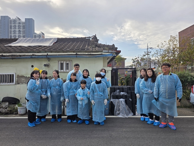 ▲ 초록별아트스쿨 회원들이 취약계층에게 연탄을 전달 하고있다.