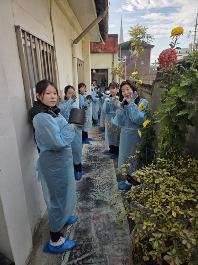 ▲ 초록별 아트스쿨 회원들이 연탄을 배달 하고있다.