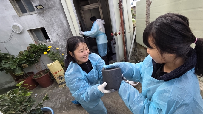 ▲ 초록별아트스쿨 학생 회원이 연탄을 전달 하고있다.