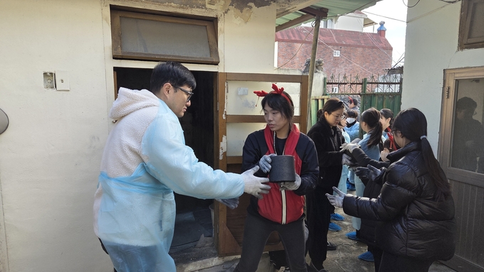 ▲ 초록별 아트크술 회원들이 장만한 연탄을 취약가구에게 전달 하고있다.