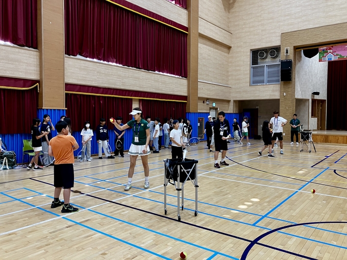 ▲ ‘2025 유소년클럽리그 포항 초곡초 U-12 테니스 i-League’에 참가한 학생들이 테니스 기초교육을 받고 있는 모습. 사진제공 경북테니스협회