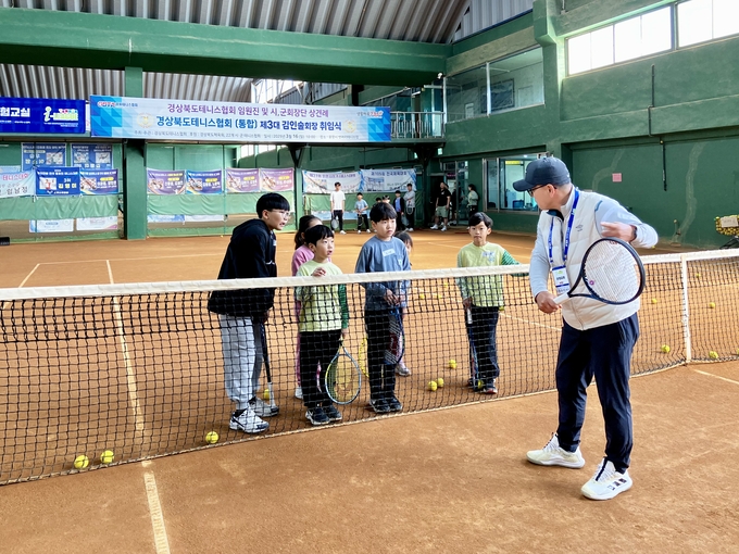 ▲ ‘2025 포항시 찾아가는 가족체험교실’에 참가한 어린이들이 테니스 기초 교육을 받고 있다. 사진제공 경북테니스협회