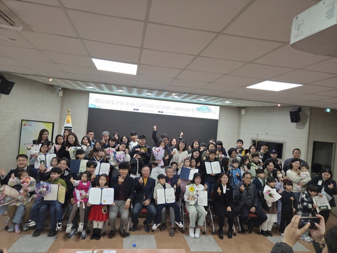 ▲ (사)환경운동실천협의회가 지난 15일 경주교육지원청에서 개최한 ‘제21회 전국 청소년 환경사랑 그림공모전’ 시상식에 참여한 수상자들과 가족들이 단체 촬영을 하고 있다.  환경운동실천협의회