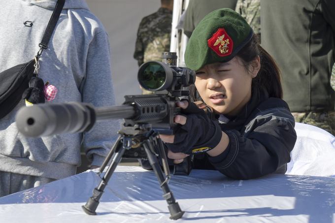 ▲ 2025 포항 해병대 문화축제가 지난 15일과 16일 양일간 성황리에 진행된 가운데 베레모를 쓴 여자 어린이가 저격총으로 조준하는 모습. 해병대 1사단 제공