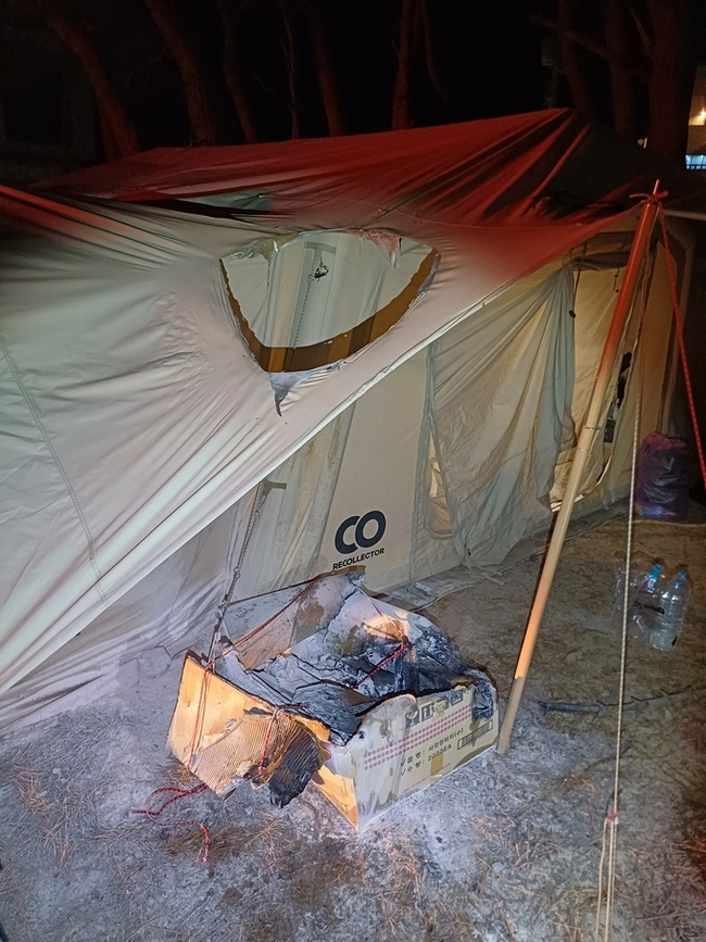 ▲ 지난 15일 오후 10시 33분께 포항시 북구 송라면 지경리에 있는 화진해수욕장 인근 공터에 설치된 야외 텐트 주위에서 불이 난 현장 모습. 포항북부소방서 제공