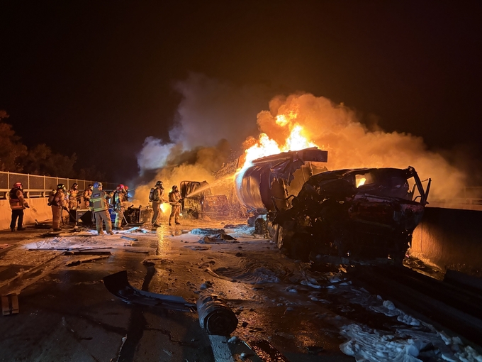 ▲ 17일 오전 3시 10분께 영천시 신녕면 상주영천고속도로 상주 방면 93.6㎞ 지점에서 탱크로리 차량과 화물차 추돌사고로 불이나 소방 당국이 진화하고 있다. 영천소방서 제공