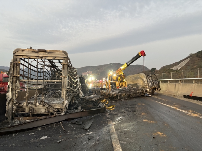 ▲ 영천소방당국이 17일 오전 3시 10분께 상주영천고속도로 상주 방면 양방향에서 발생한 교통사고를 수습하고 있다. 영천소방서 제공