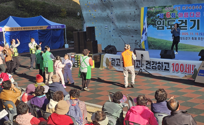 ▲ 15일 제6회 해평냉산 임도걷기 대회에 참가한 시민들이 노래자랑에 참여해 끼를 발산하고있다.