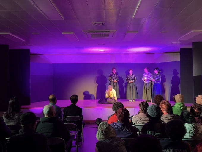 ▲ 김천시 구성면 연극단이 14일 대덕면 복지회관에서 창작극 ‘방초정 연정’을 공연하고 있다.