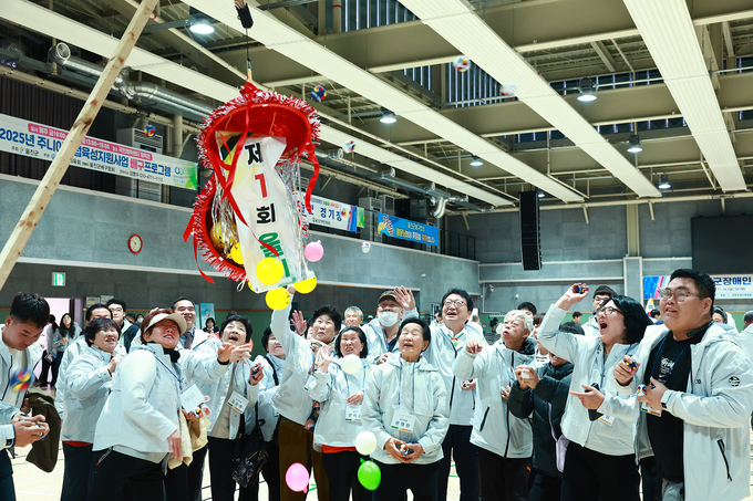 ▲ 장애인 어울림체육대회에 참가한 선수들이 함박웃음을 지으며 경기에 임하고 있다.